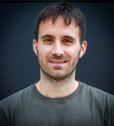 Picture of Antoni Ramos-Buades with a dark
				    blue-grey background